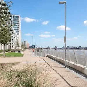 Homestay Large Double Overlooking The Thames, London